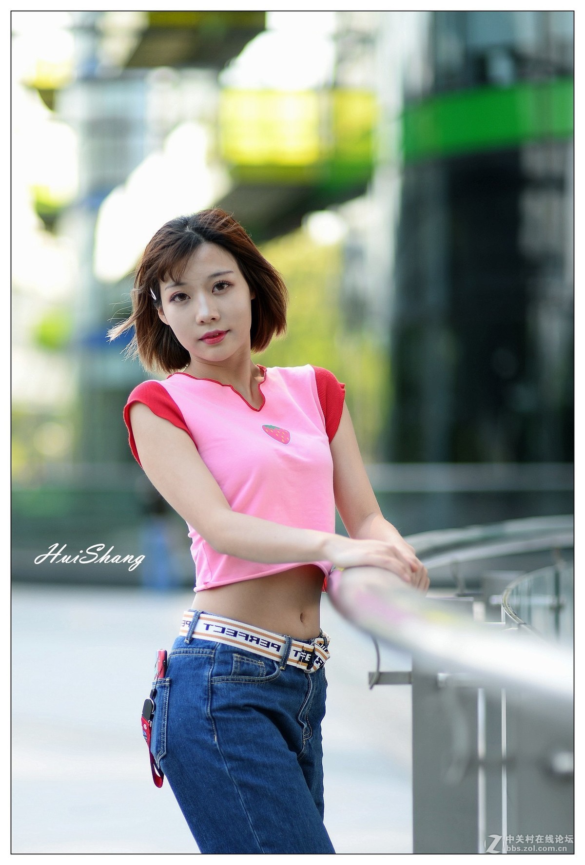 玻璃栏杆前的妹子