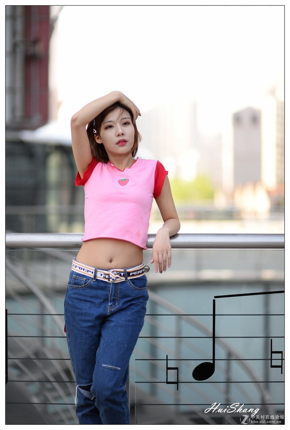 玻璃栏杆前的妹子