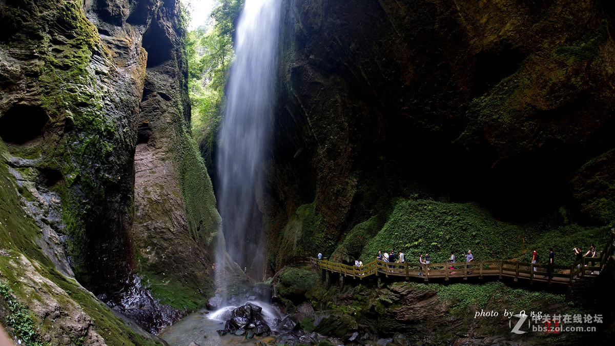 重庆武隆龙水峡地缝奇观