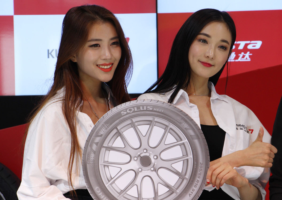 适马 18 200  Macro OS HSM 镜头 拍的车模（2015年 上海车展）