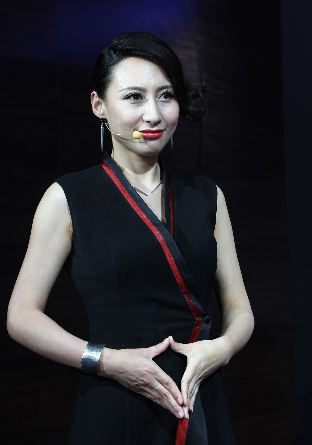 适马 18 200  Macro OS HSM 镜头 拍的车模（2015年 上海车展）