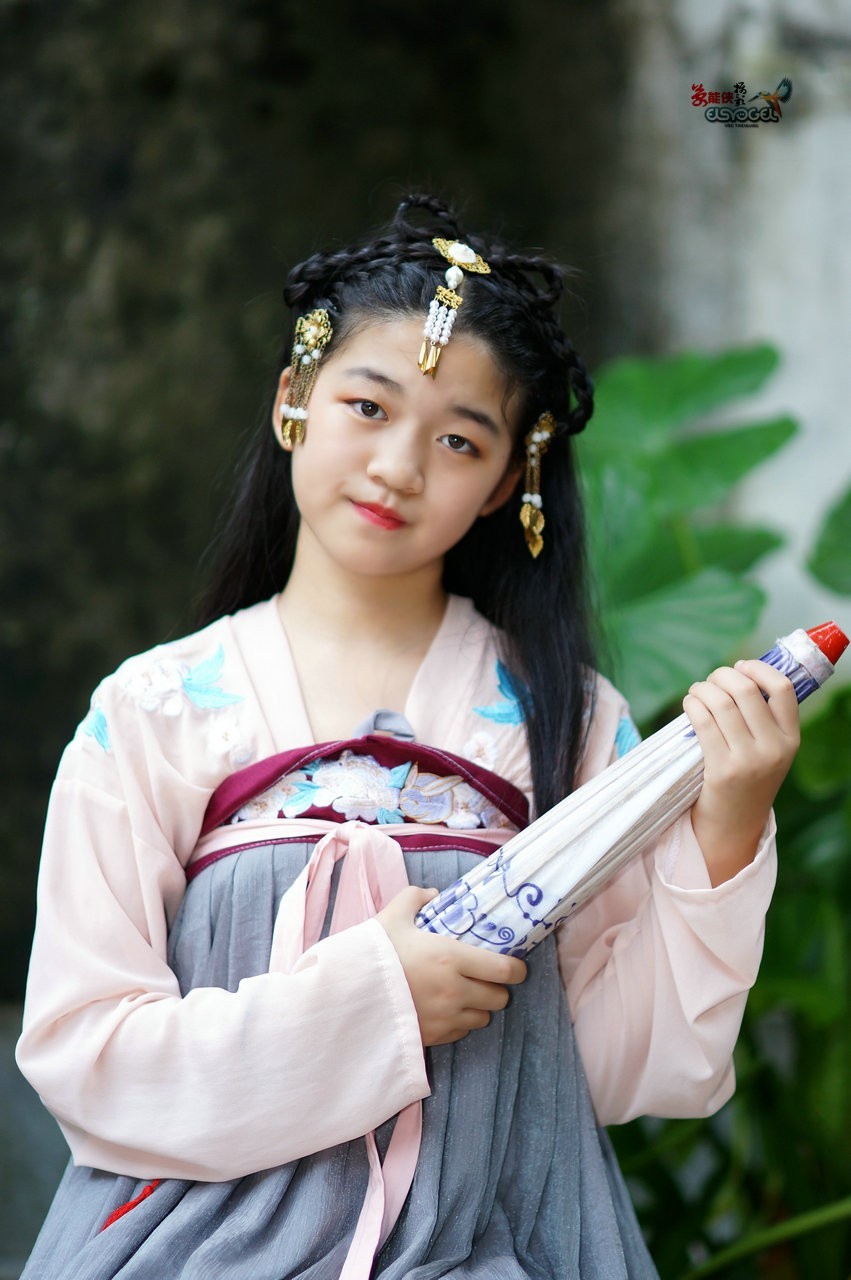 可爱九岁汉服女孩唐涵