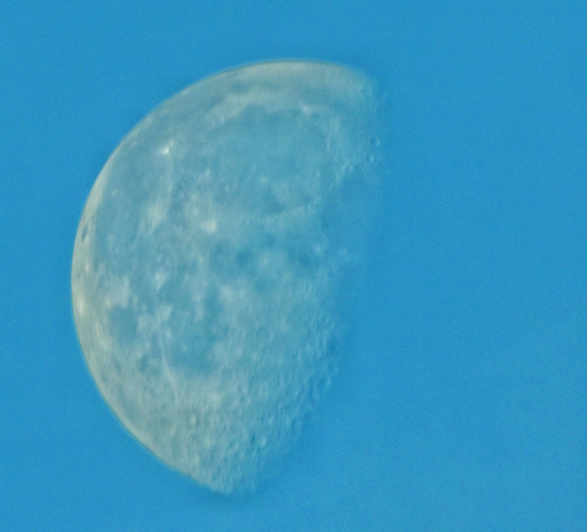 5月5日的近似圆月，5月13日凌晨的半月还早上拍的