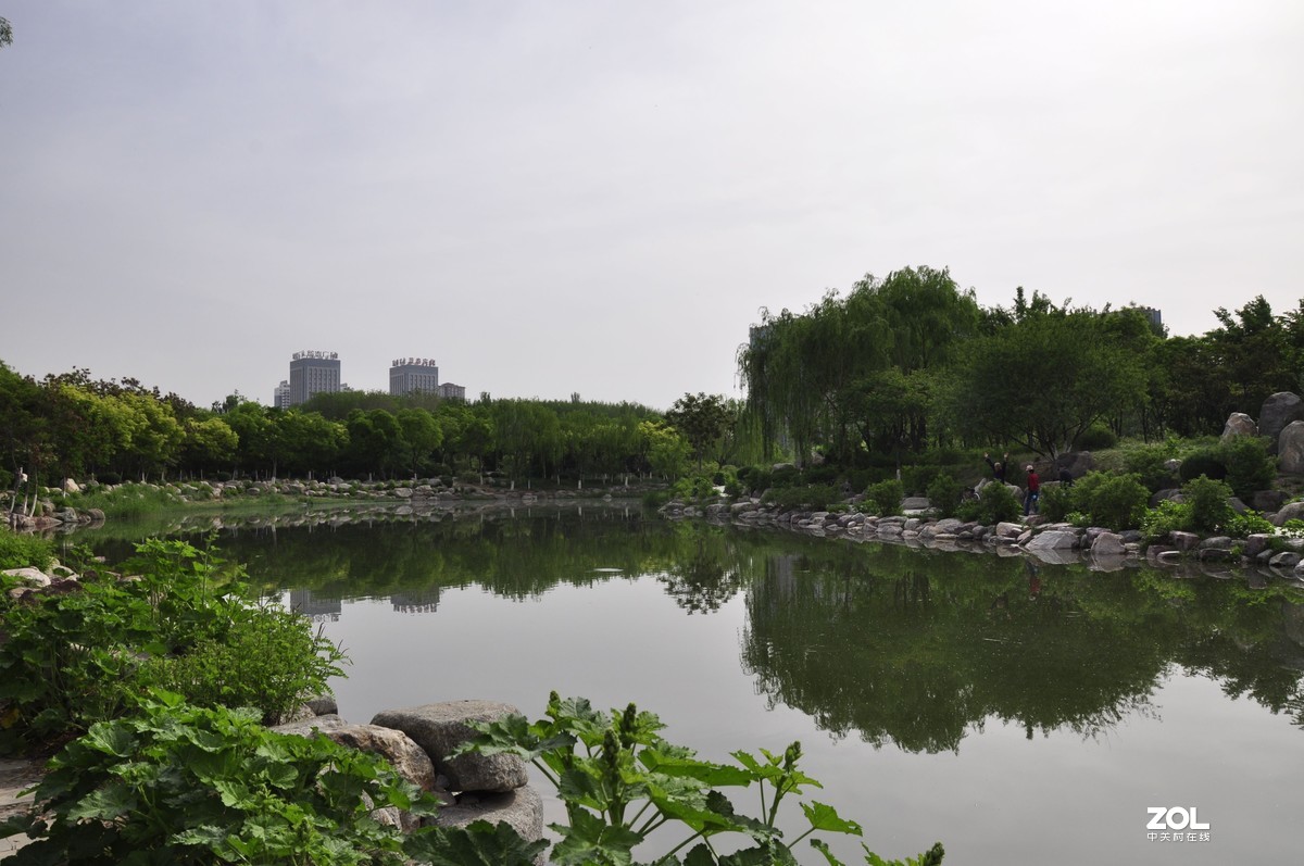 海宝塔又称赫宝塔、黑宝塔。因其与银川市西的承天寺塔遥遥相对，又俗称北塔。