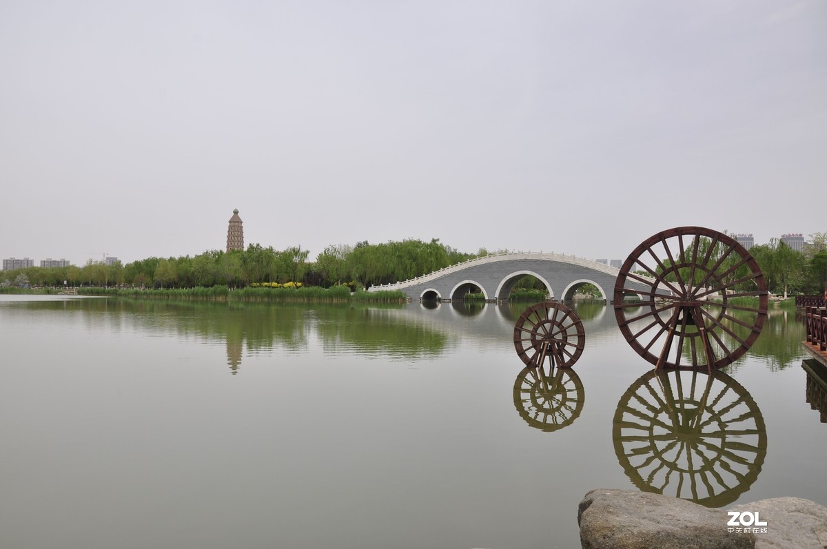 海宝塔又称赫宝塔、黑宝塔。因其与银川市西的承天寺塔遥遥相对，又俗称北塔。