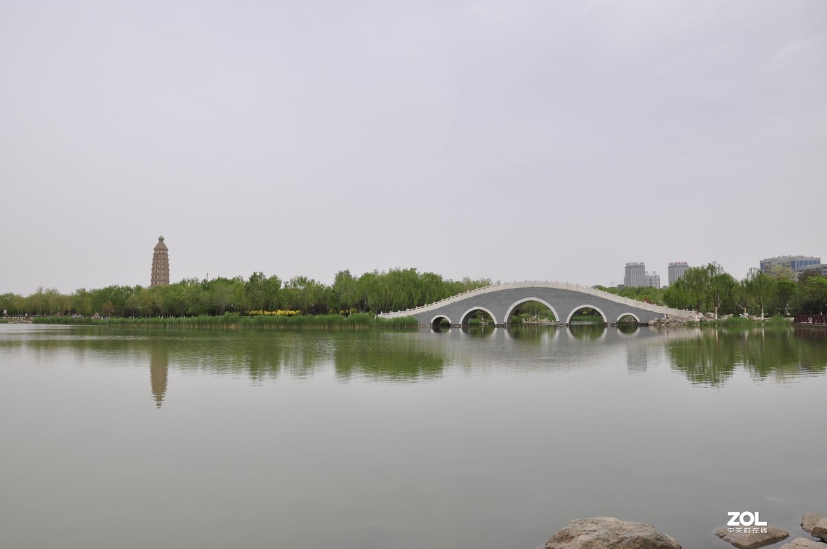 海宝塔又称赫宝塔、黑宝塔。因其与银川市西的承天寺塔遥遥相对，又俗称北塔。