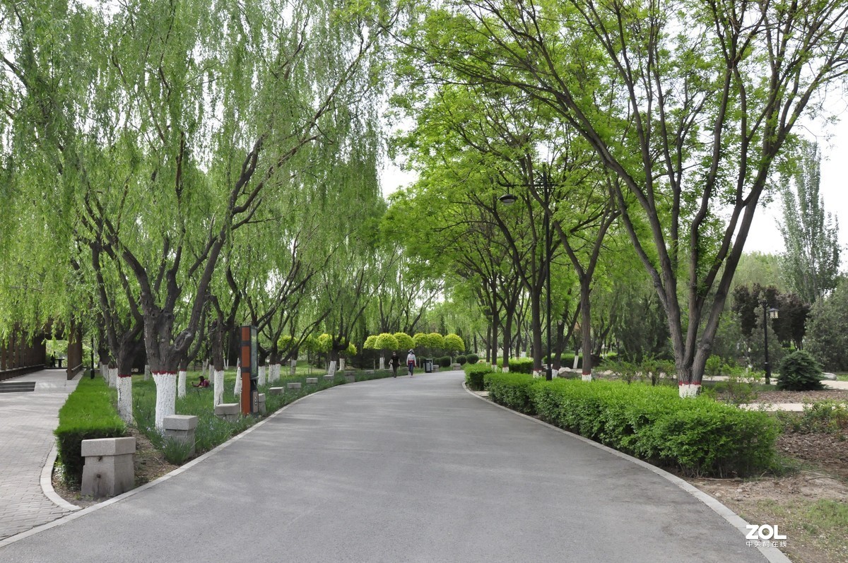 海宝塔又称赫宝塔、黑宝塔。因其与银川市西的承天寺塔遥遥相对，又俗称北塔。