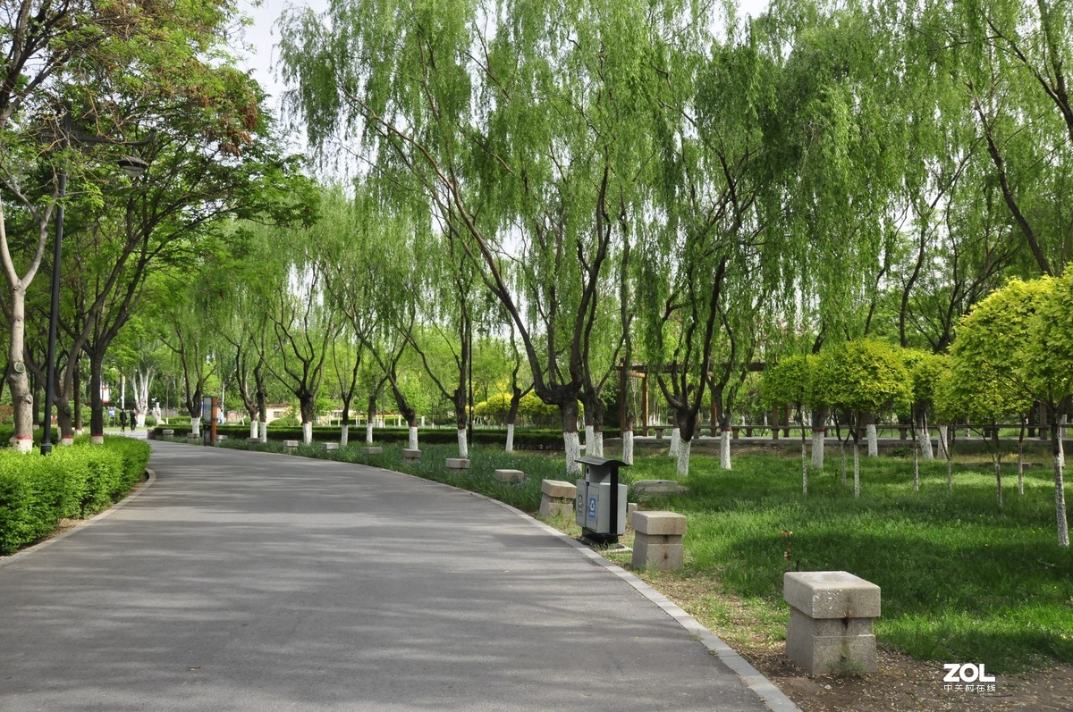 海宝塔又称赫宝塔、黑宝塔。因其与银川市西的承天寺塔遥遥相对，又俗称北塔。