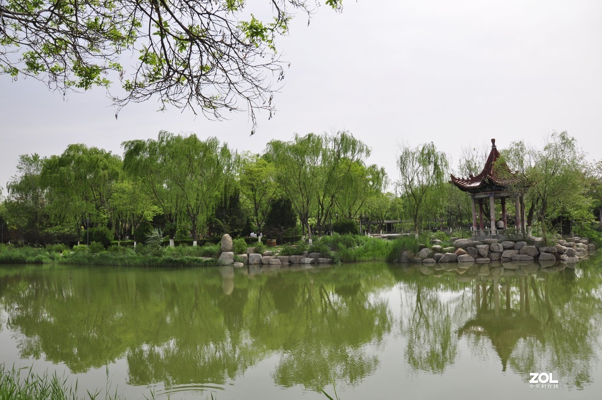 海宝塔又称赫宝塔、黑宝塔。因其与银川市西的承天寺塔遥遥相对，又俗称北塔。
