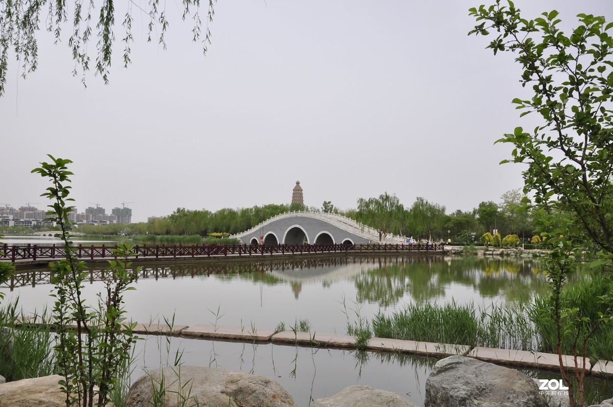 海宝塔又称赫宝塔、黑宝塔。因其与银川市西的承天寺塔遥遥相对，又俗称北塔。