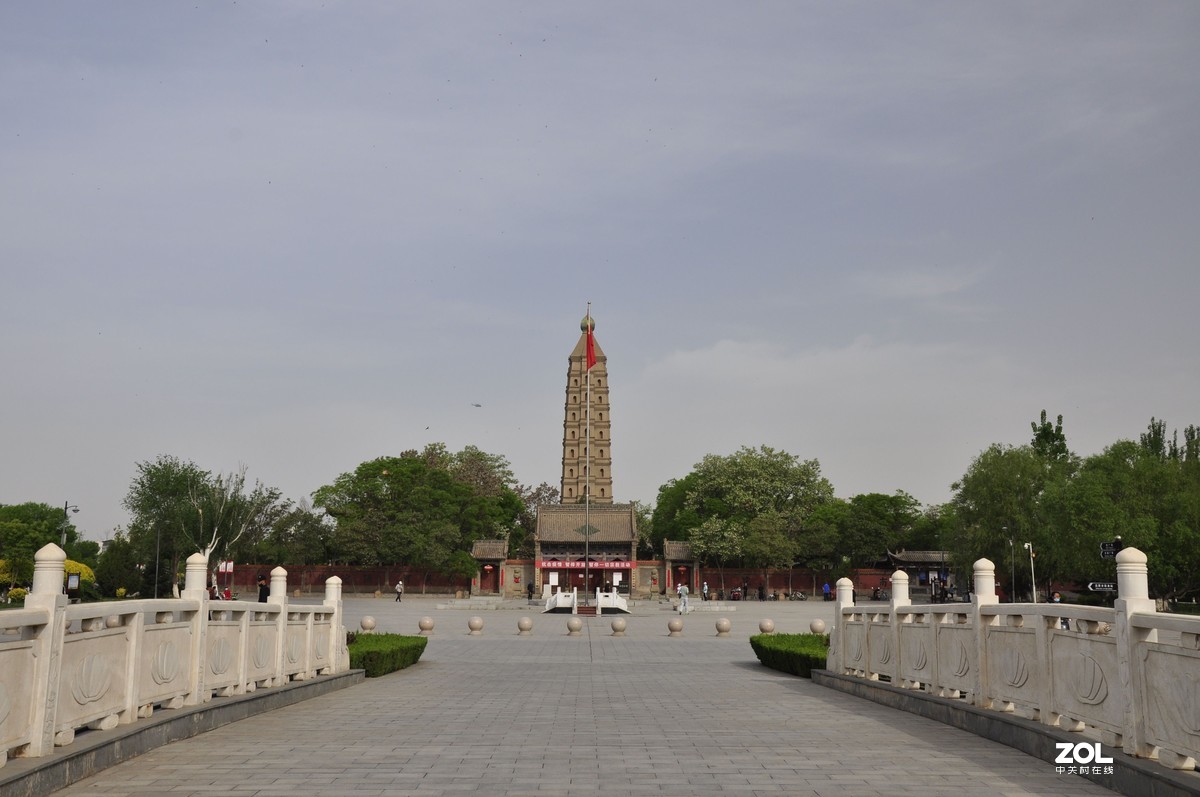 海宝塔又称赫宝塔、黑宝塔。因其与银川市西的承天寺塔遥遥相对，又俗称北塔。