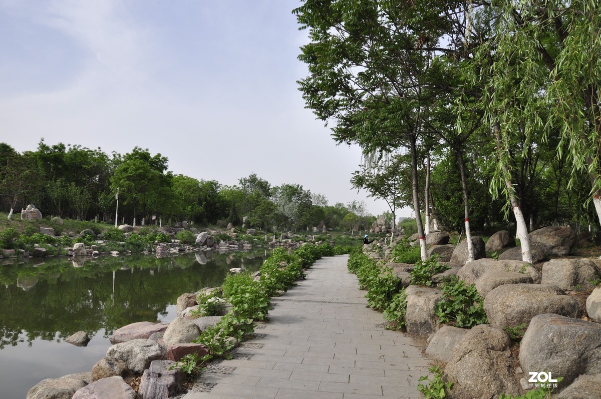 海宝塔又称赫宝塔、黑宝塔。因其与银川市西的承天寺塔遥遥相对，又俗称北塔。