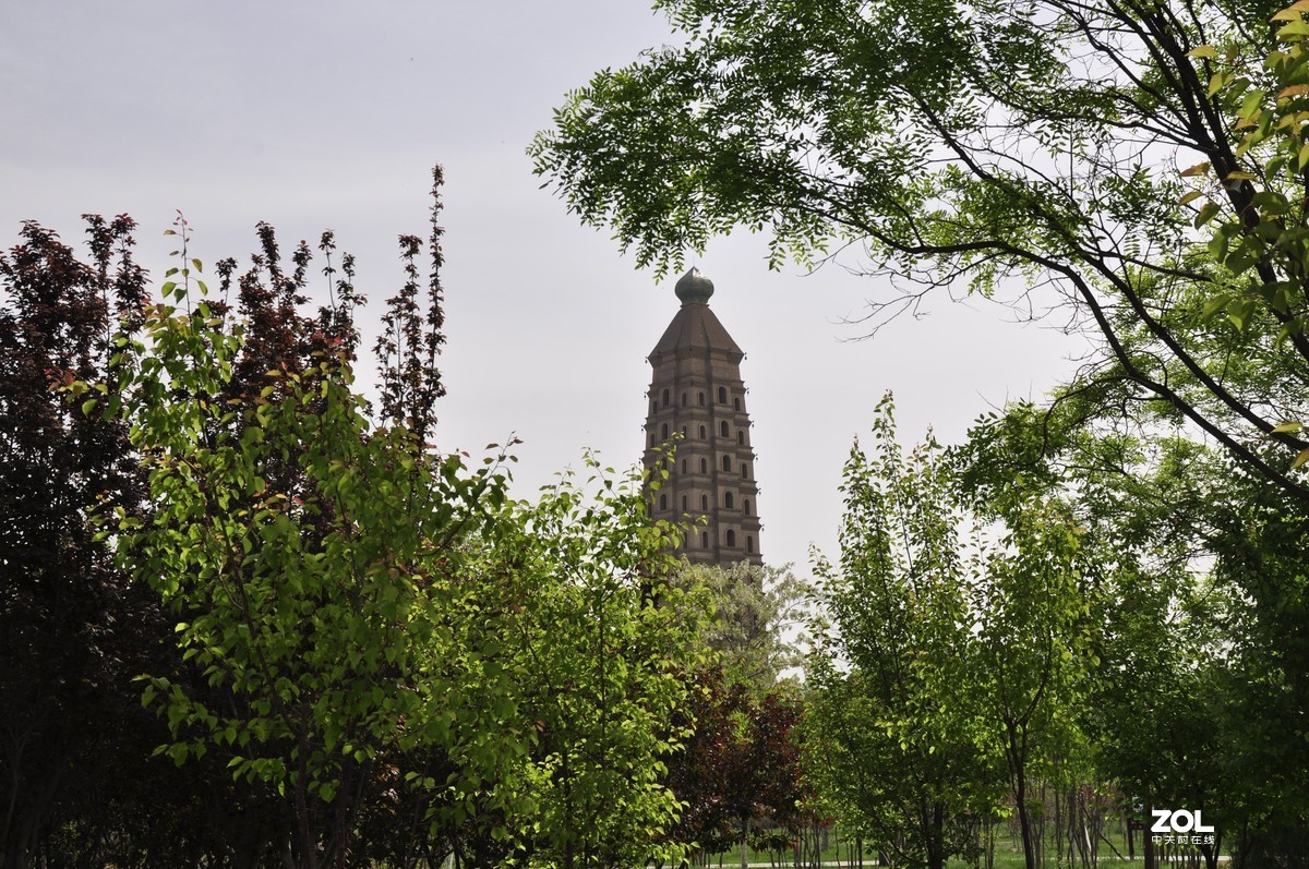 海宝塔又称赫宝塔、黑宝塔。因其与银川市西的承天寺塔遥遥相对，又俗称北塔。