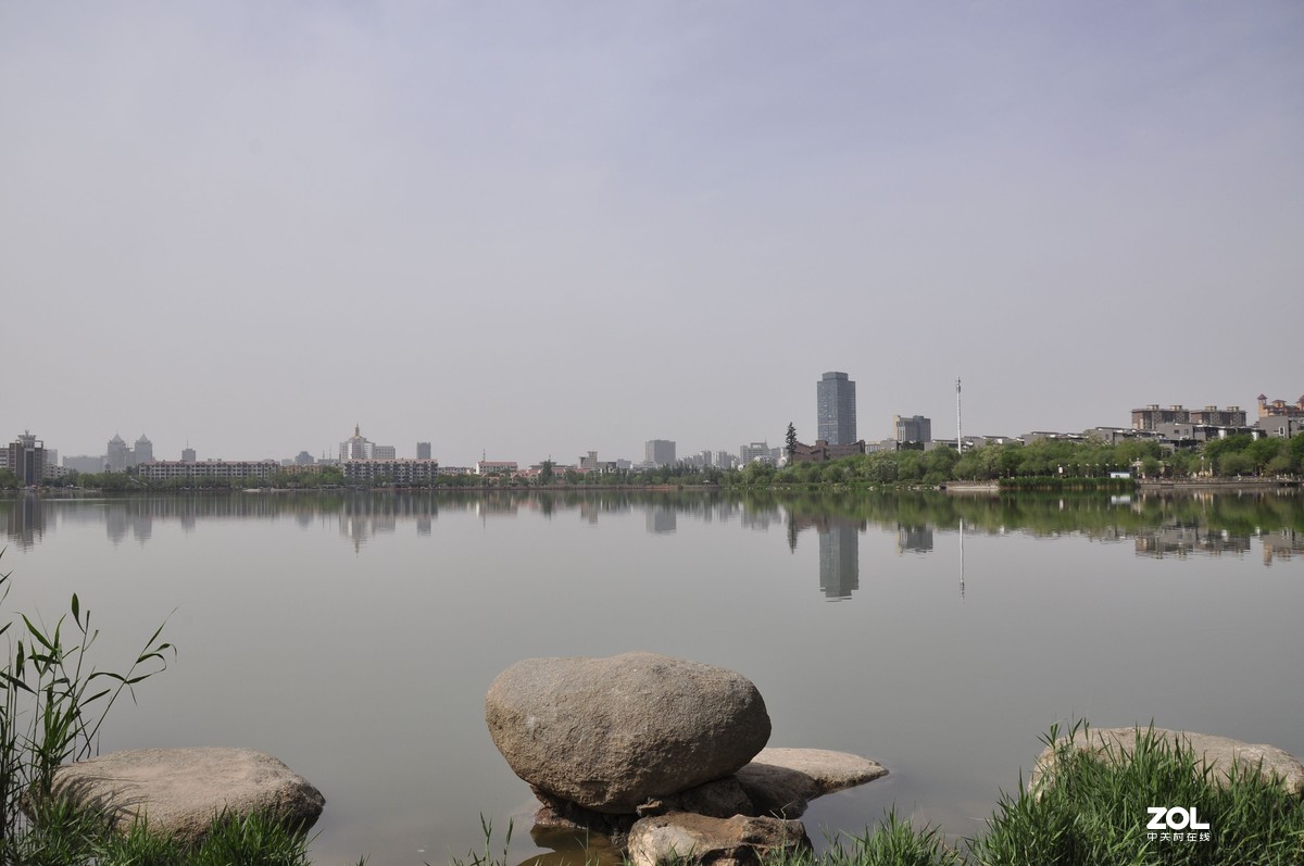 海宝塔又称赫宝塔、黑宝塔。因其与银川市西的承天寺塔遥遥相对，又俗称北塔。