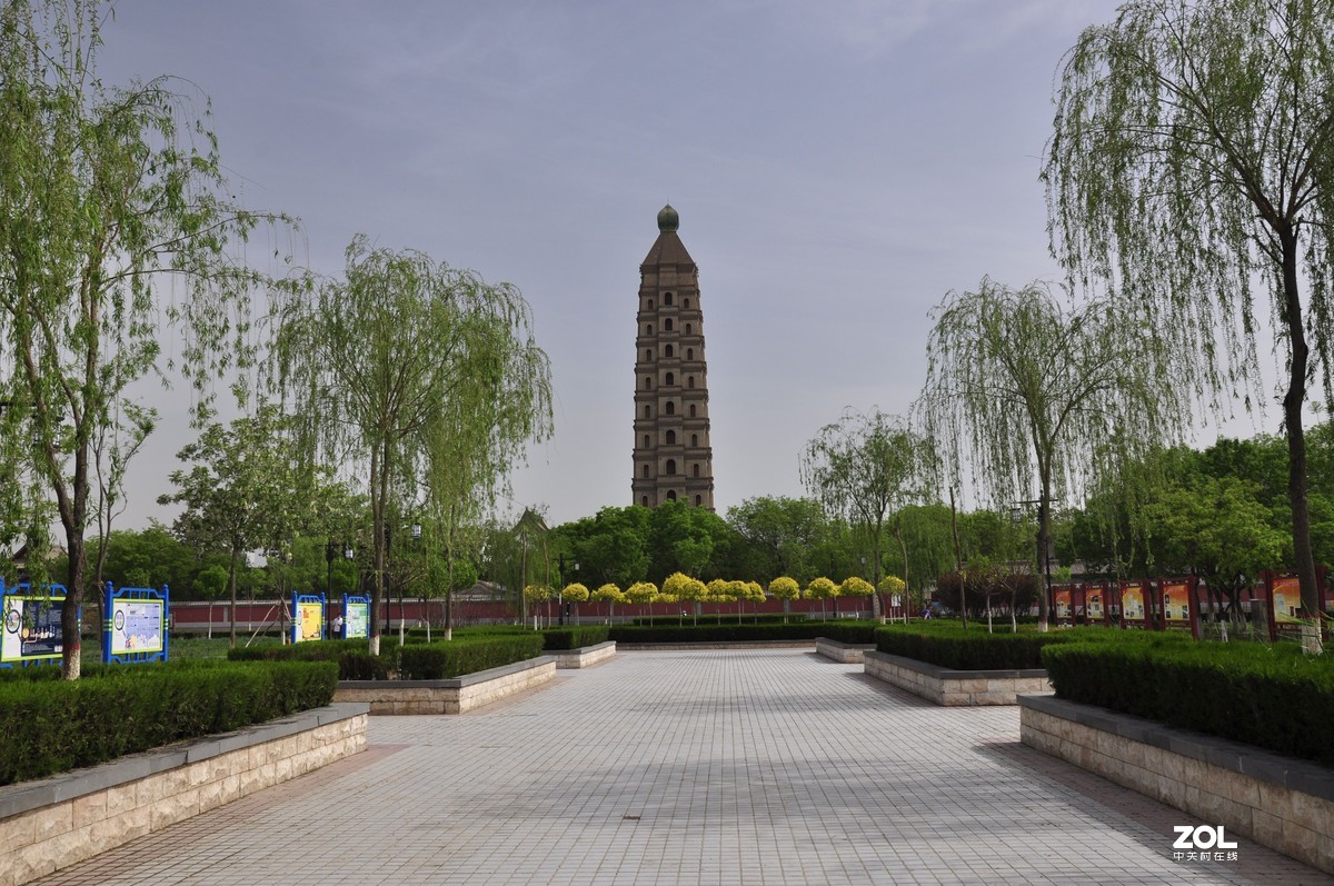 海宝塔又称赫宝塔、黑宝塔。因其与银川市西的承天寺塔遥遥相对，又俗称北塔。