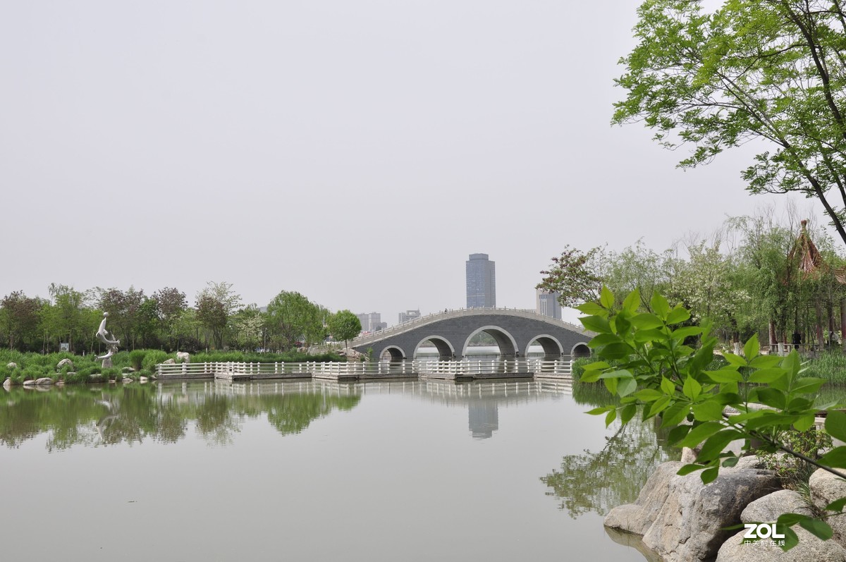 海宝塔又称赫宝塔、黑宝塔。因其与银川市西的承天寺塔遥遥相对，又俗称北塔。