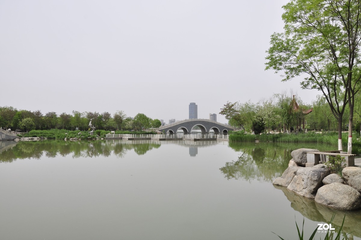 海宝塔又称赫宝塔、黑宝塔。因其与银川市西的承天寺塔遥遥相对，又俗称北塔。