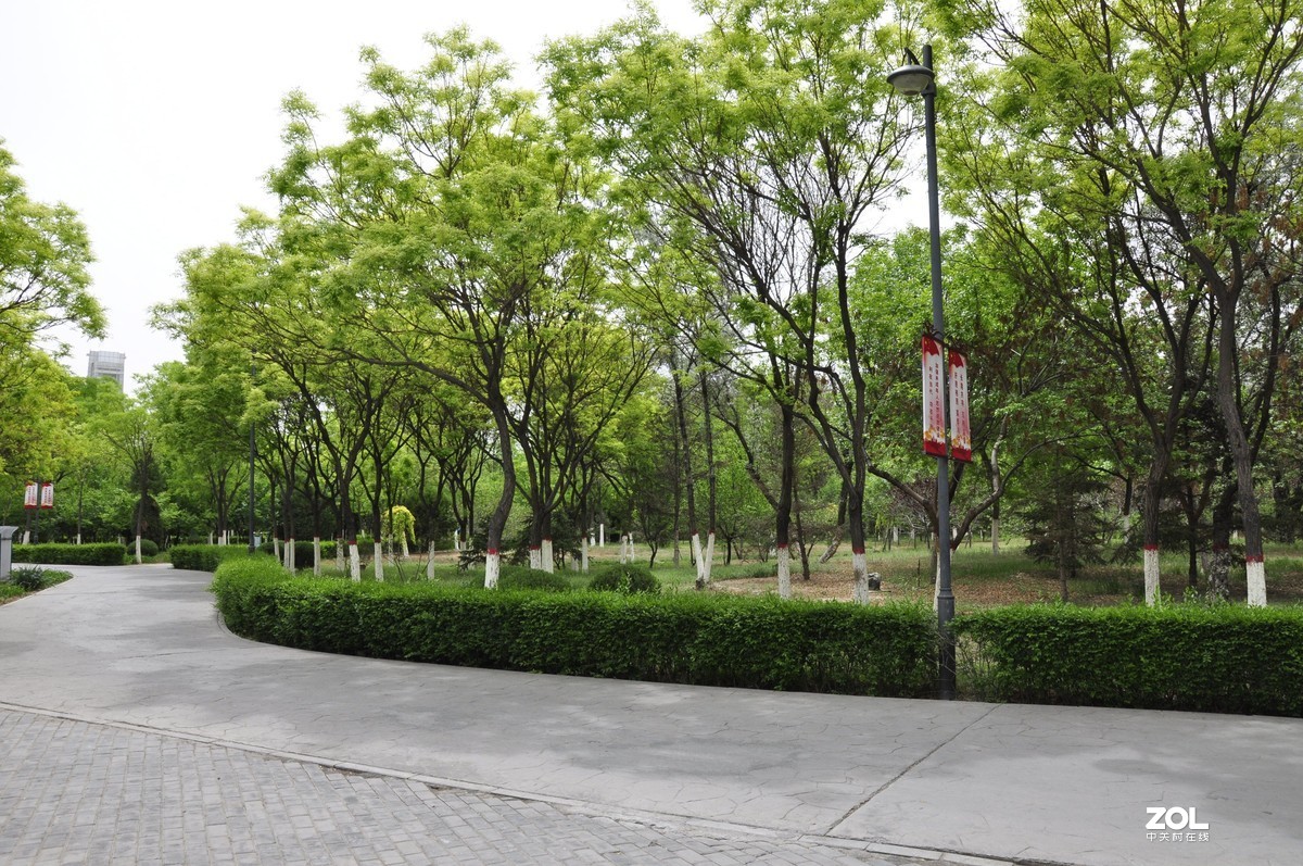 海宝塔又称赫宝塔、黑宝塔。因其与银川市西的承天寺塔遥遥相对，又俗称北塔。