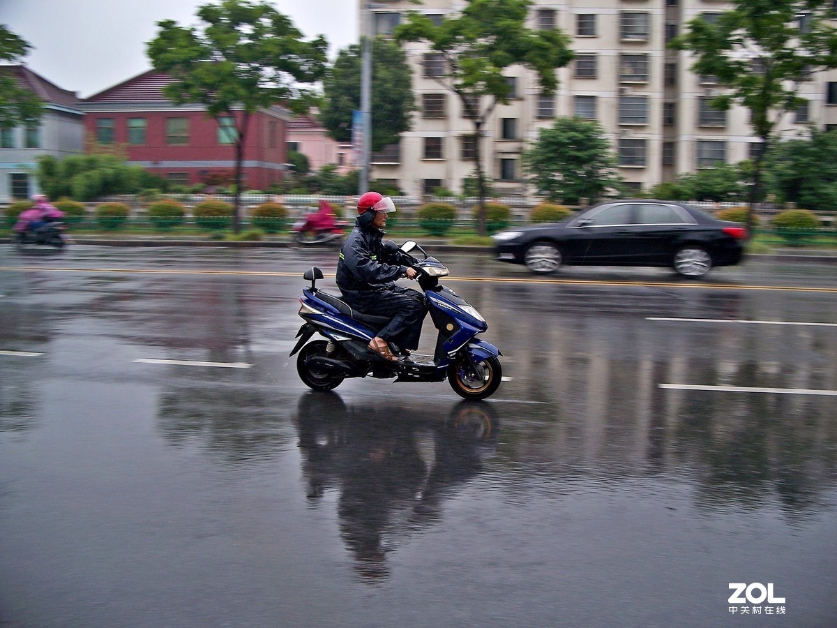 雨中即景~一手打大伞，一手拿相机有点费劲