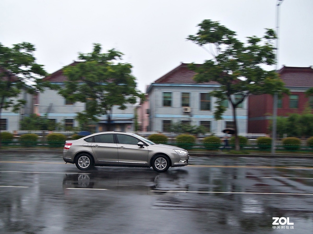 雨中即景~一手打大伞，一手拿相机有点费劲