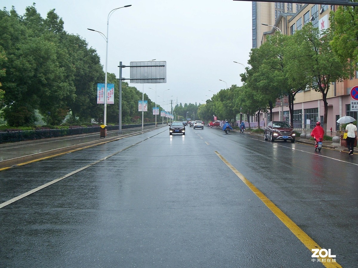 雨中即景~一手打大伞，一手拿相机有点费劲