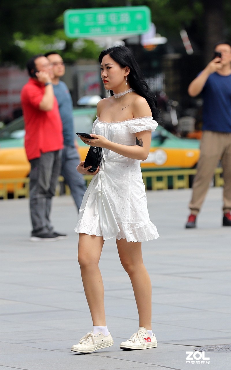 一组街拍 露肩装小姐姐
