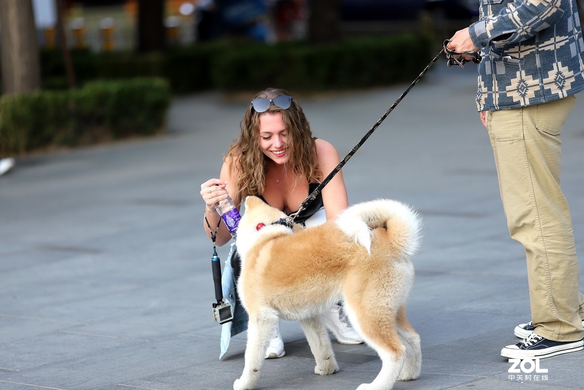 一组街拍 露肩装小姐姐