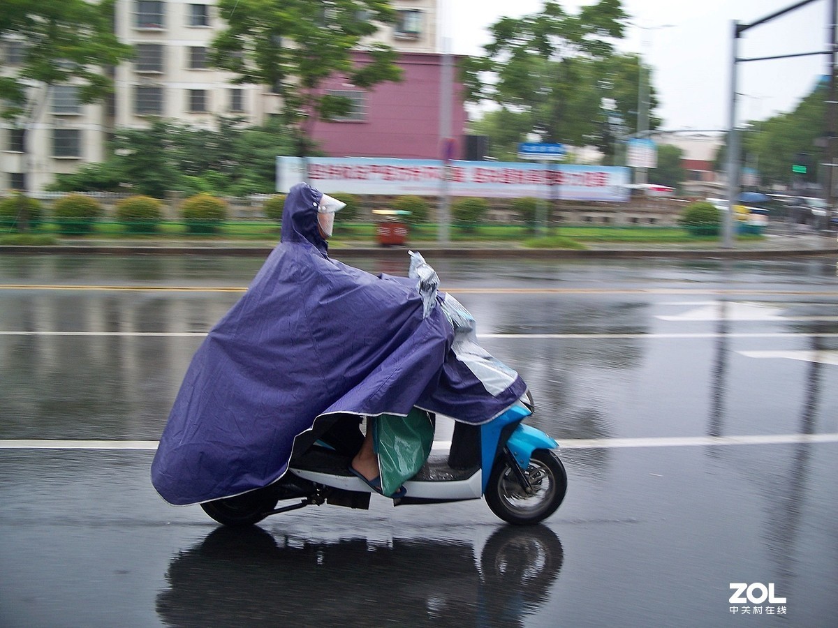 雨中即景~一手打大伞，一手拿相机有点费劲