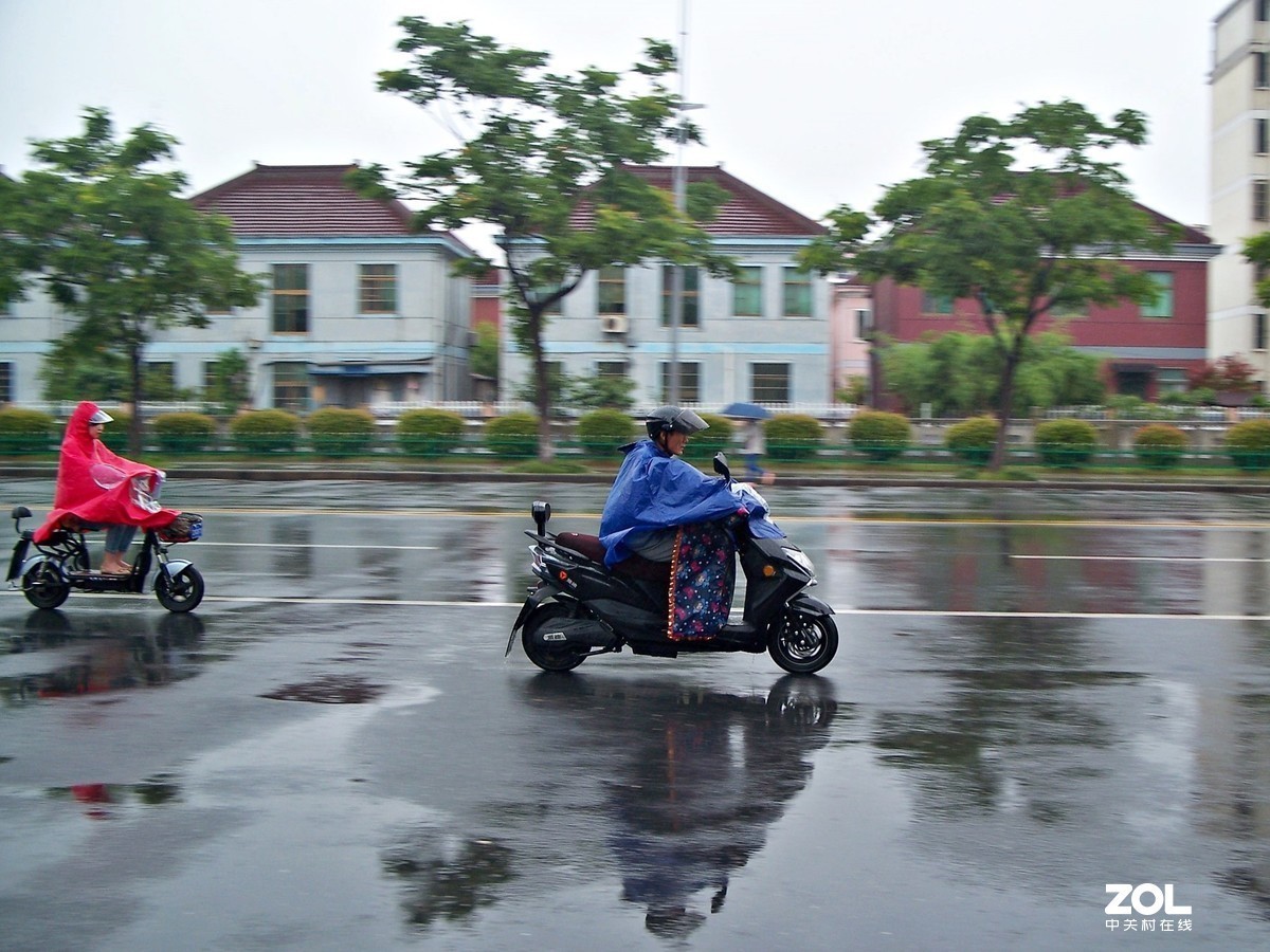 雨中即景~一手打大伞，一手拿相机有点费劲