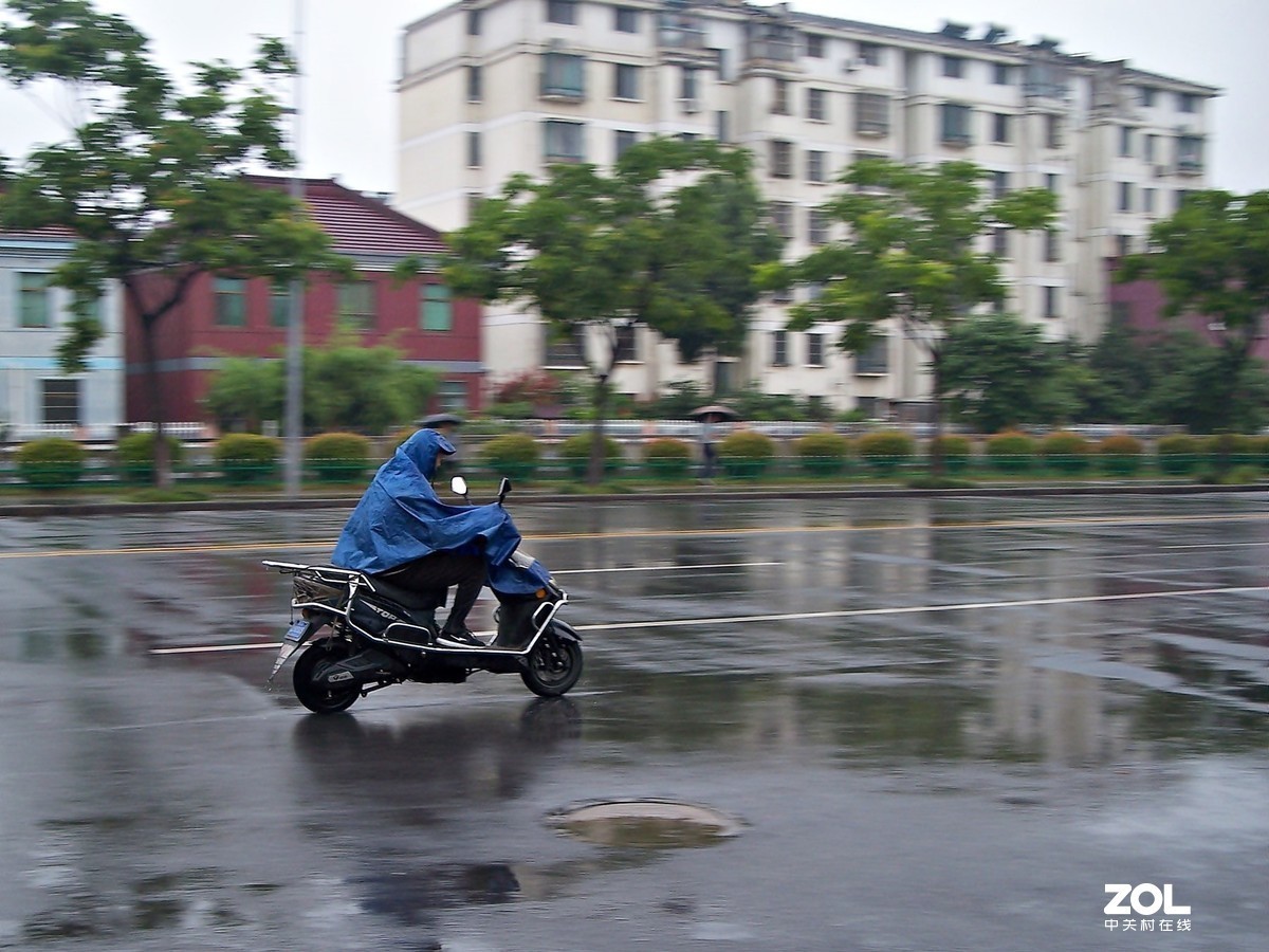 雨中即景~一手打大伞，一手拿相机有点费劲