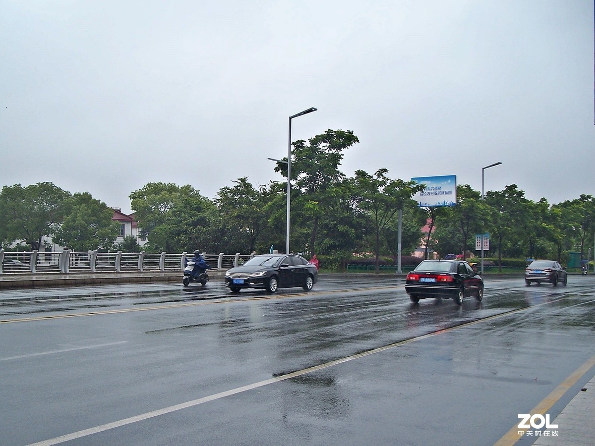雨中即景~一手打大伞，一手拿相机有点费劲