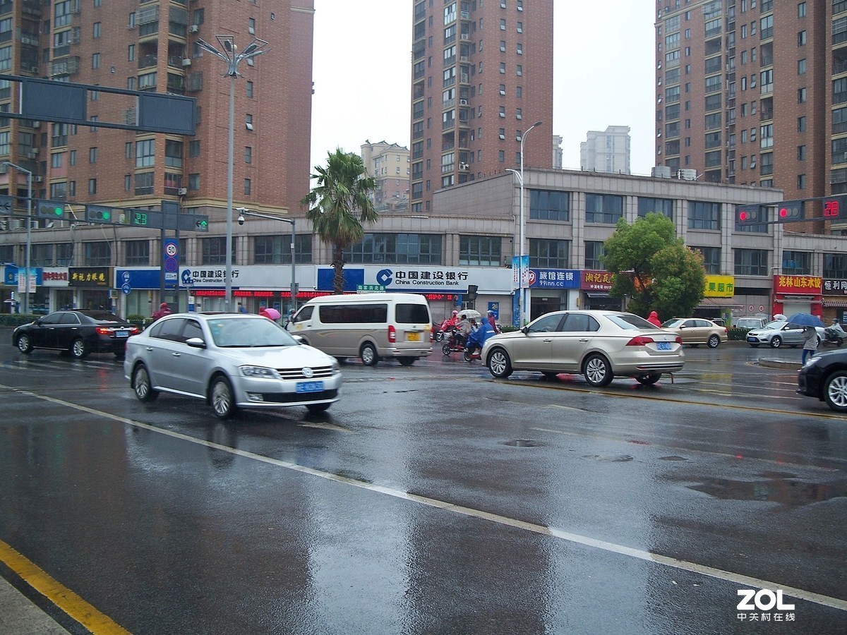 雨中即景~一手打大伞，一手拿相机有点费劲