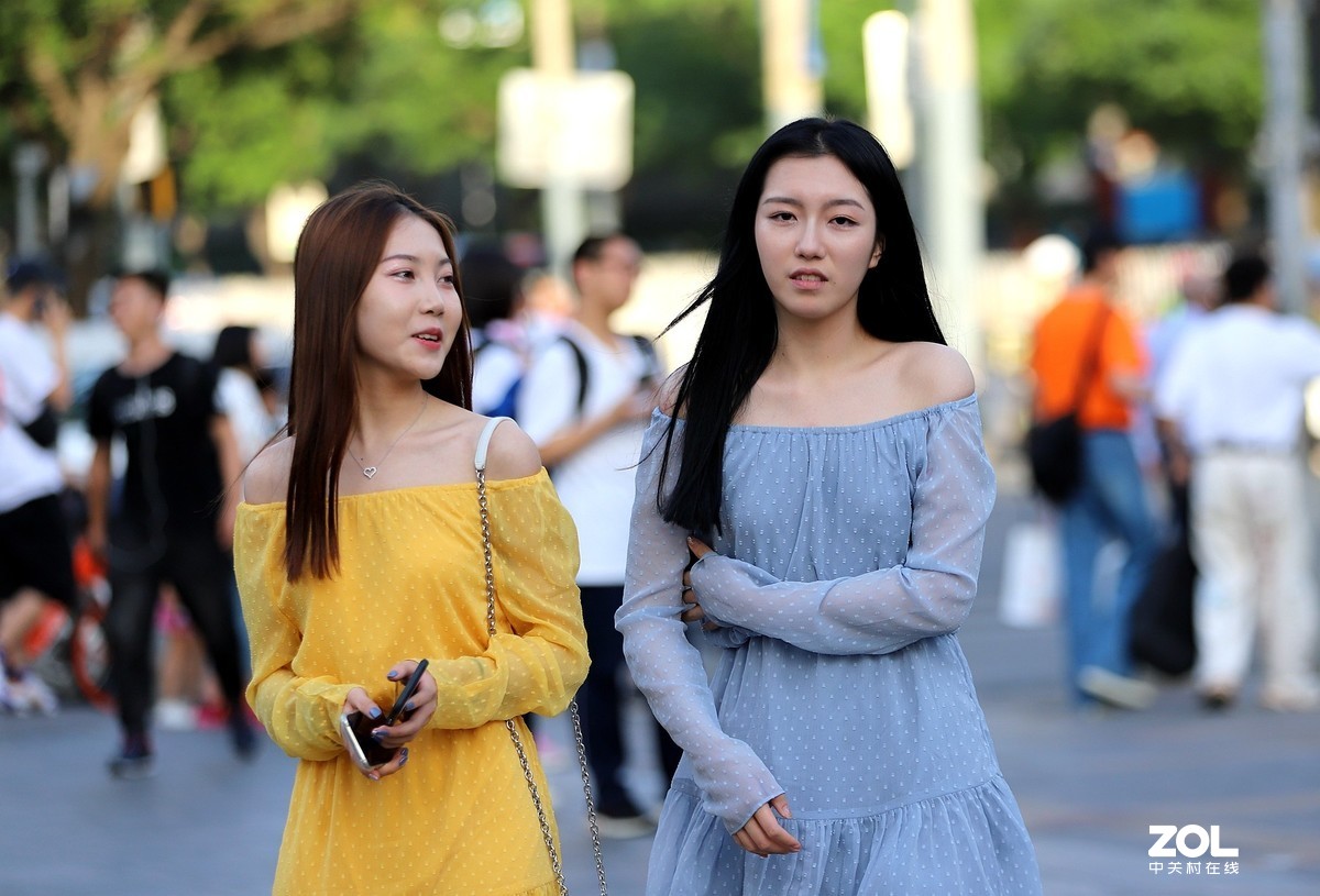 一组街拍 露肩装小姐姐