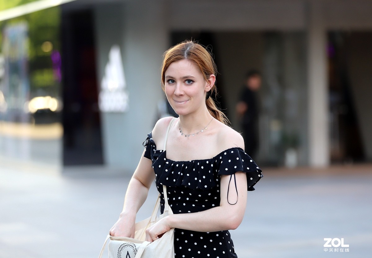 一组街拍 露肩装小姐姐