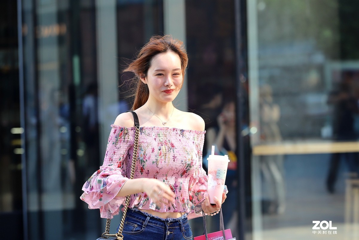 一组街拍 露肩装小姐姐