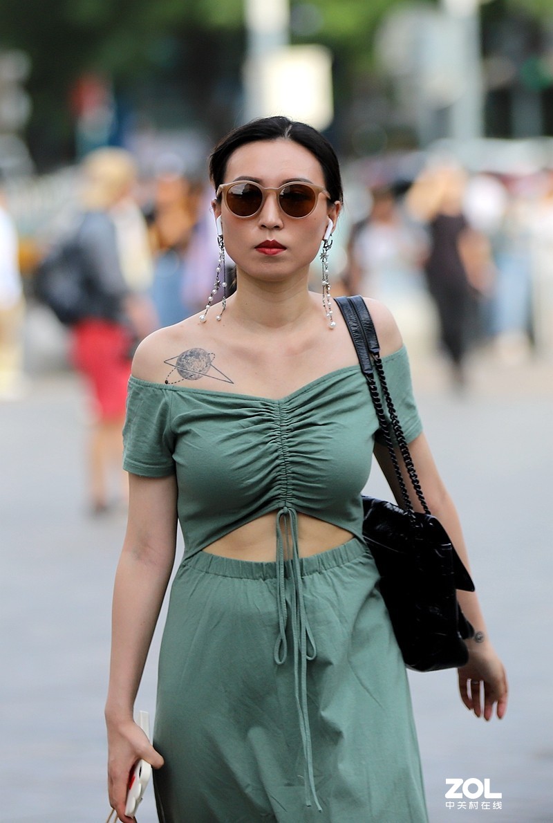 一组街拍 露肩装小姐姐