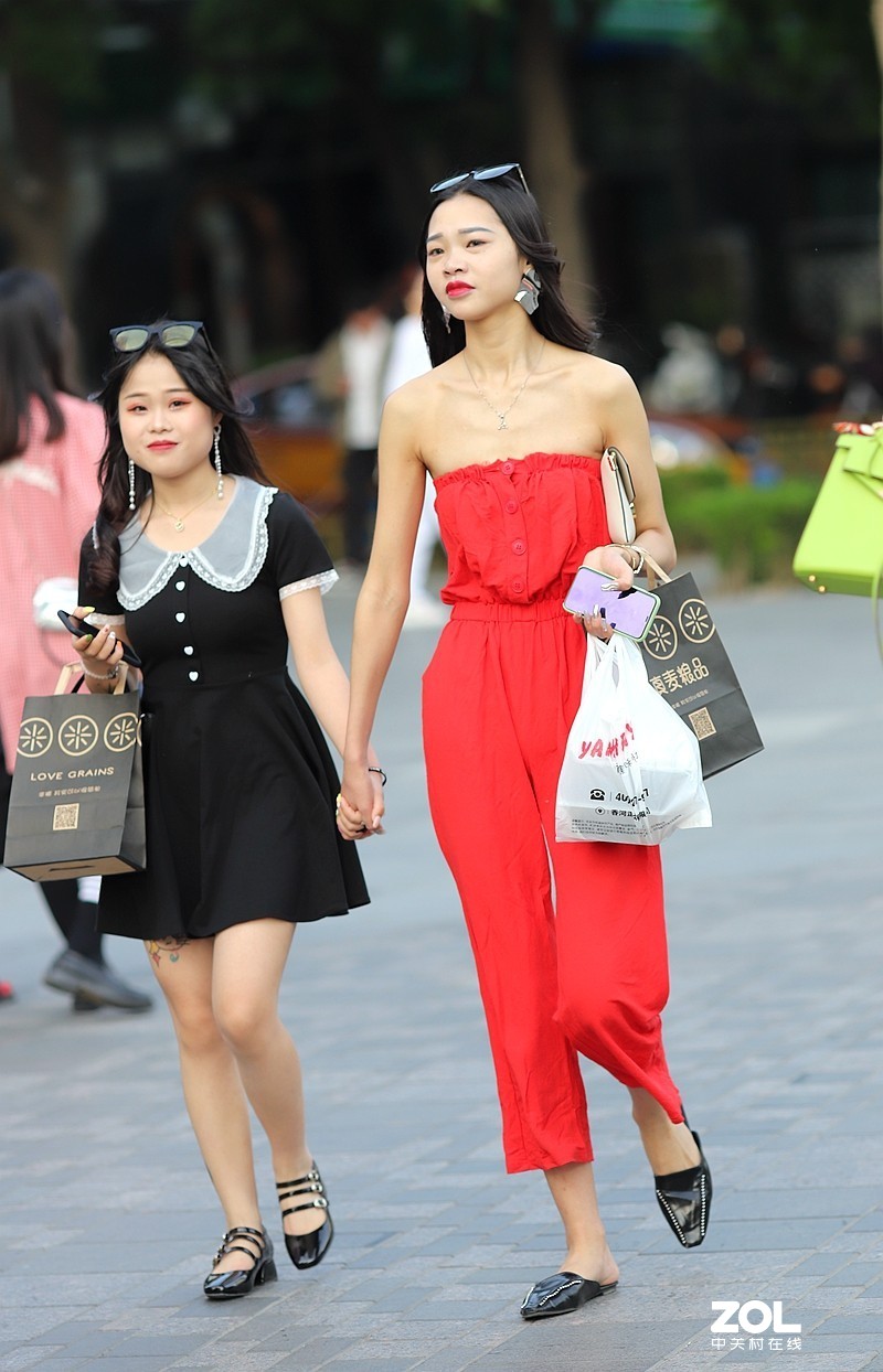 一组街拍 露肩装小姐姐