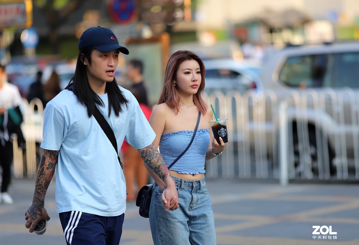 一组街拍 露肩装小姐姐