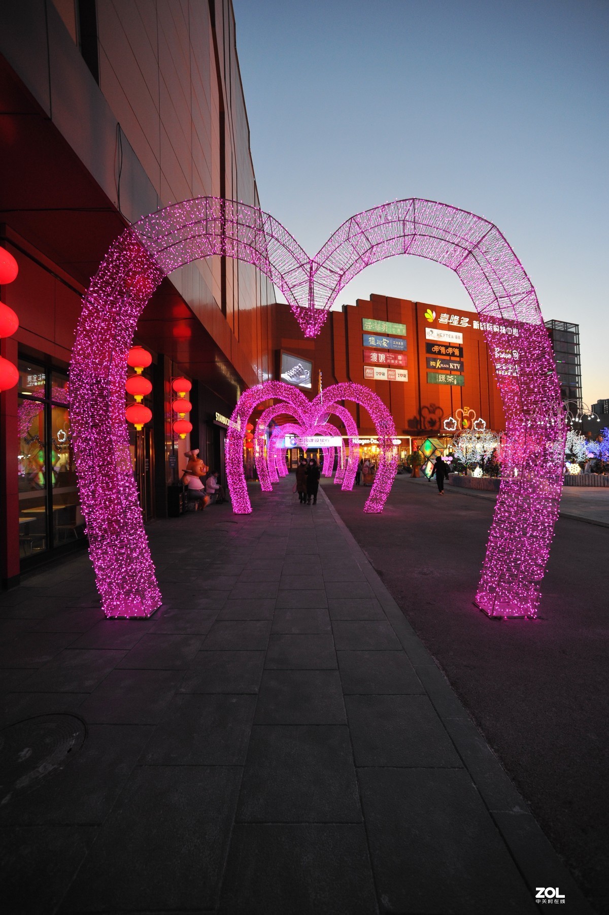 绚丽多彩来自北京喜隆多的夜景灯光秀