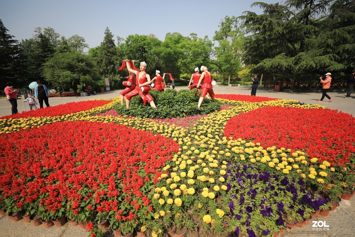 迎泽公园散步随拍藏经楼前花坛