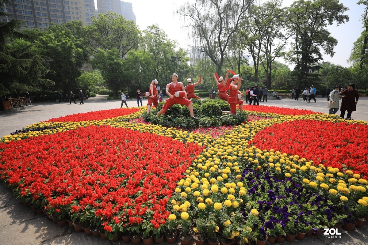 迎泽公园散步随拍藏经楼前花坛