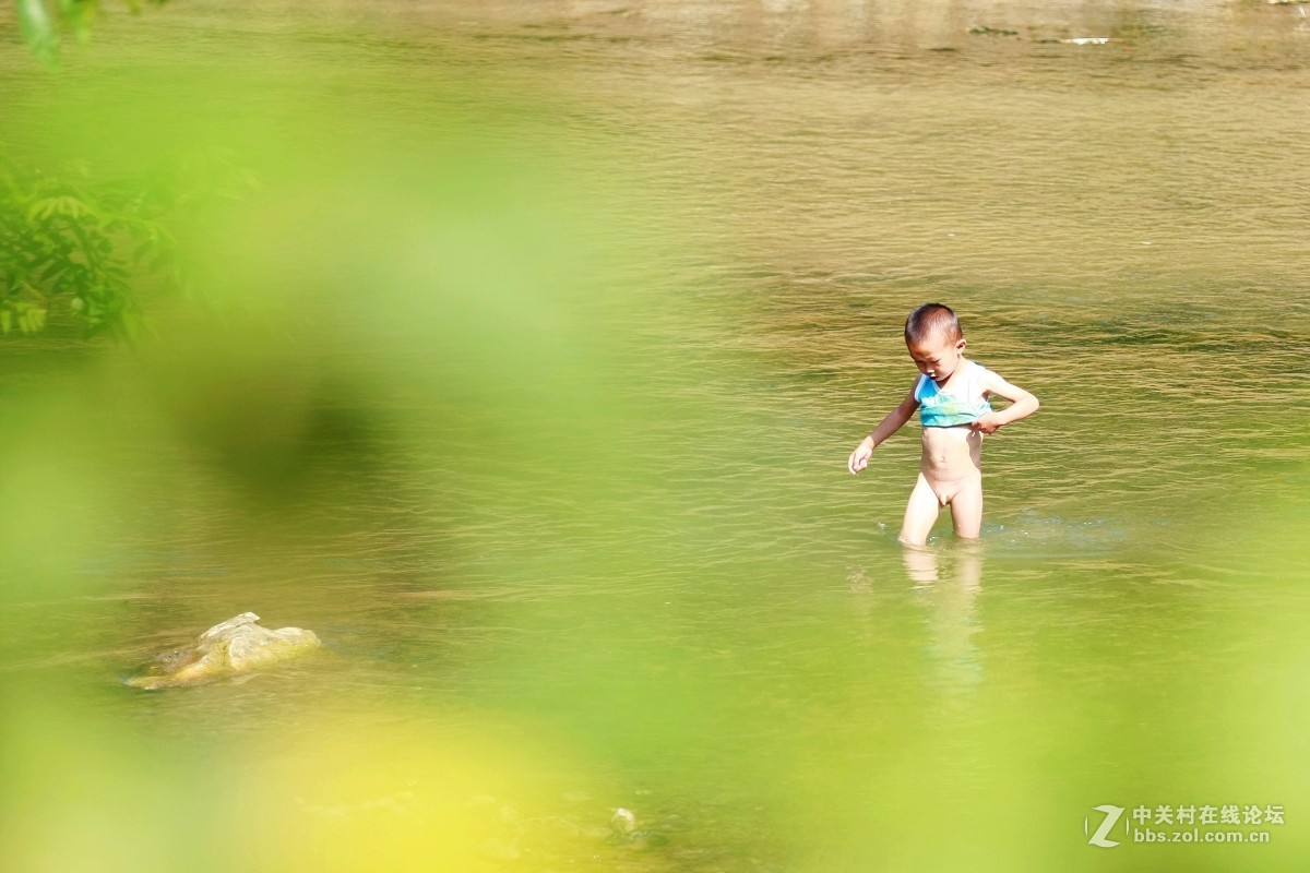 巴瑶族小孩戏水摄影图片