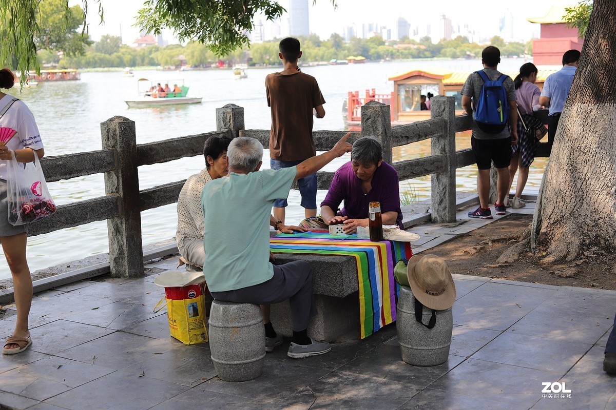 50头 游大明湖  ，天太热，拍不到妹子