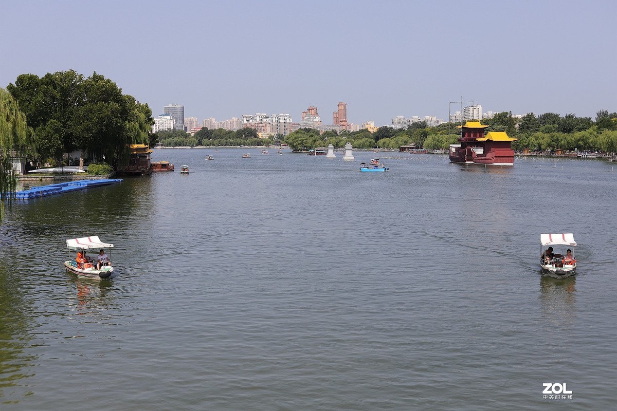 50头 游大明湖  ，天太热，拍不到妹子