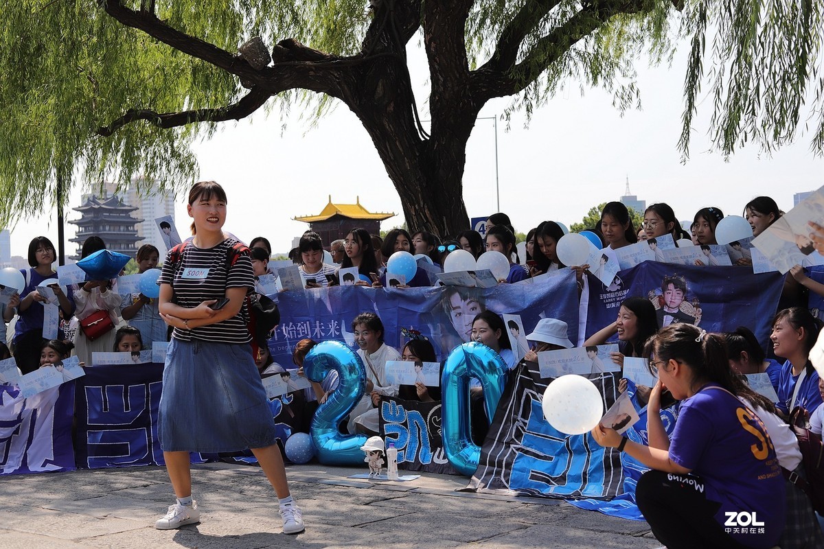 50头 游大明湖  ，天太热，拍不到妹子