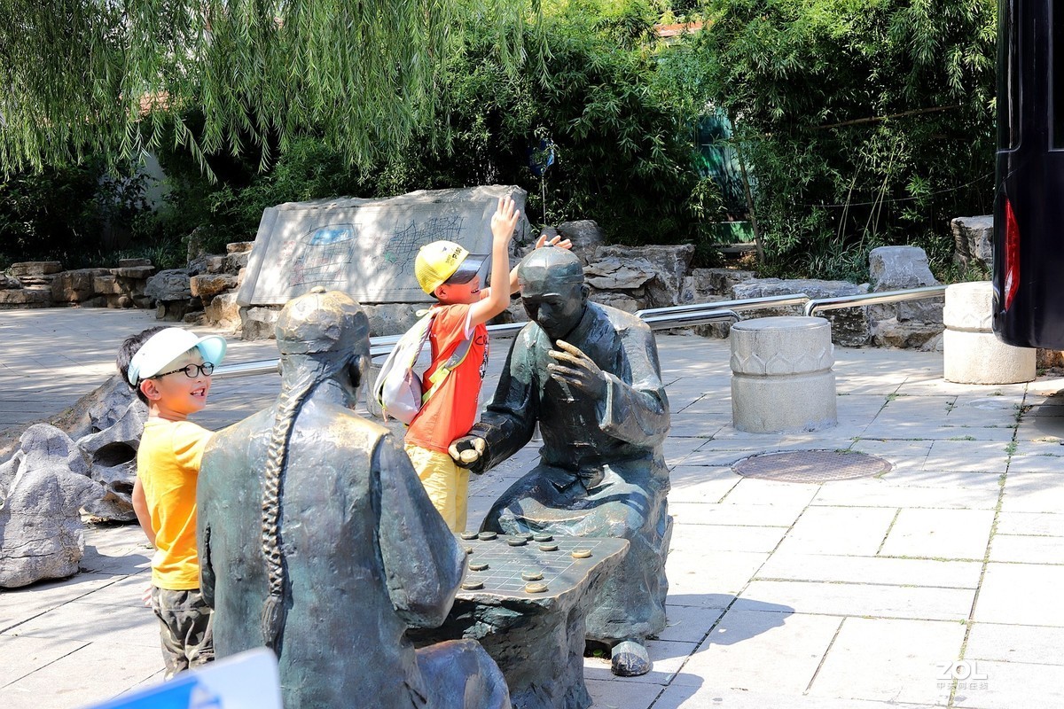 50头 游大明湖  ，天太热，拍不到妹子