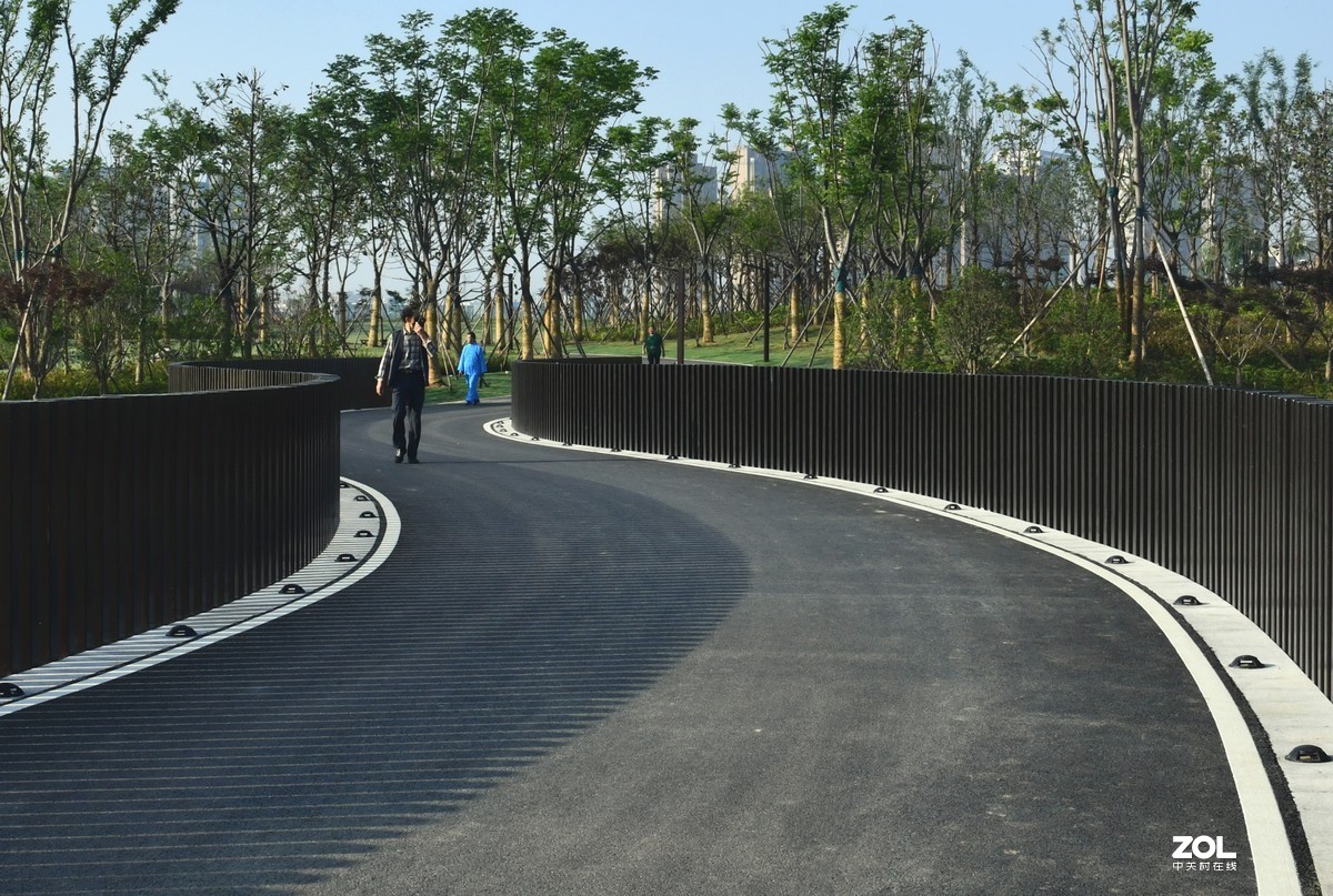 刚建好的滨河公园