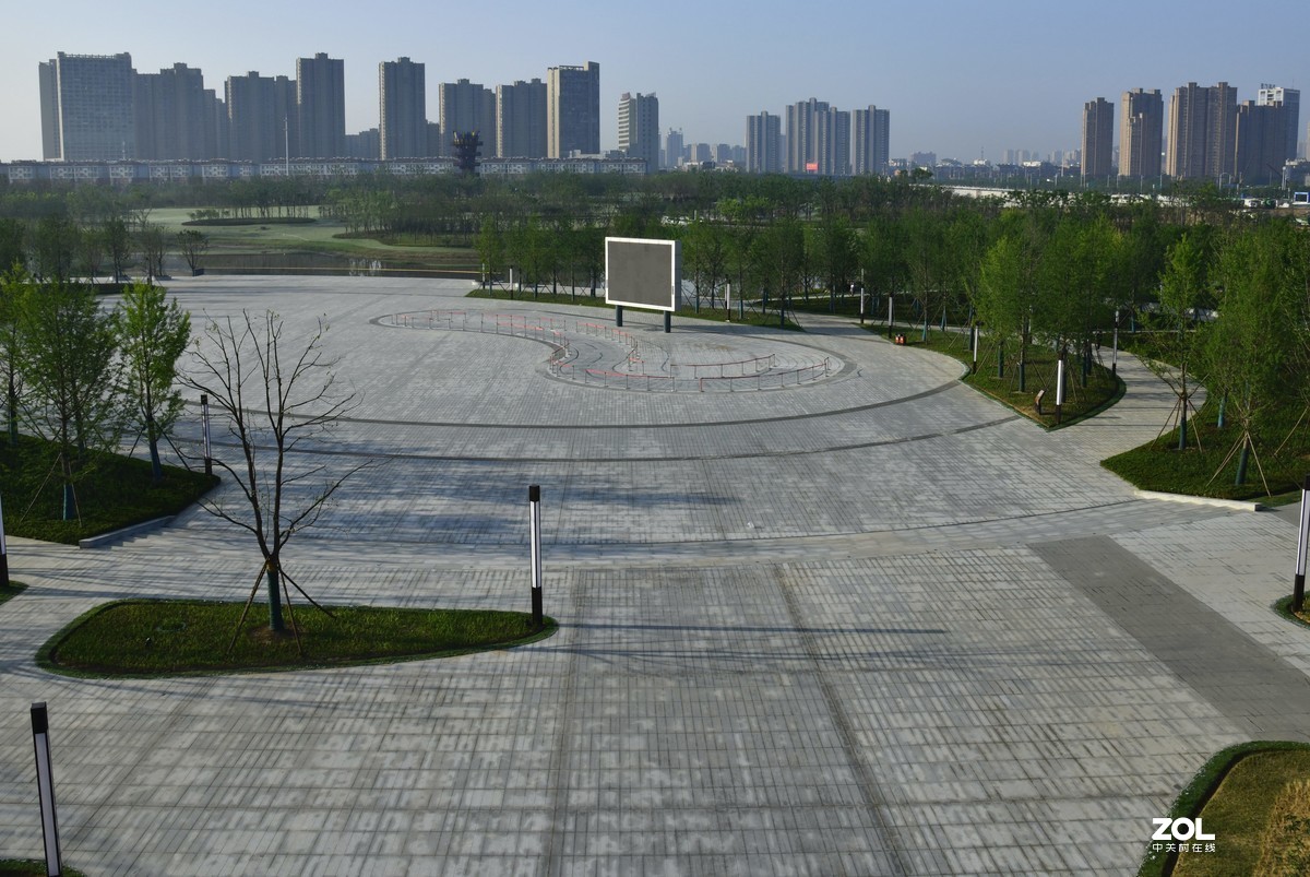 刚建好的滨河公园