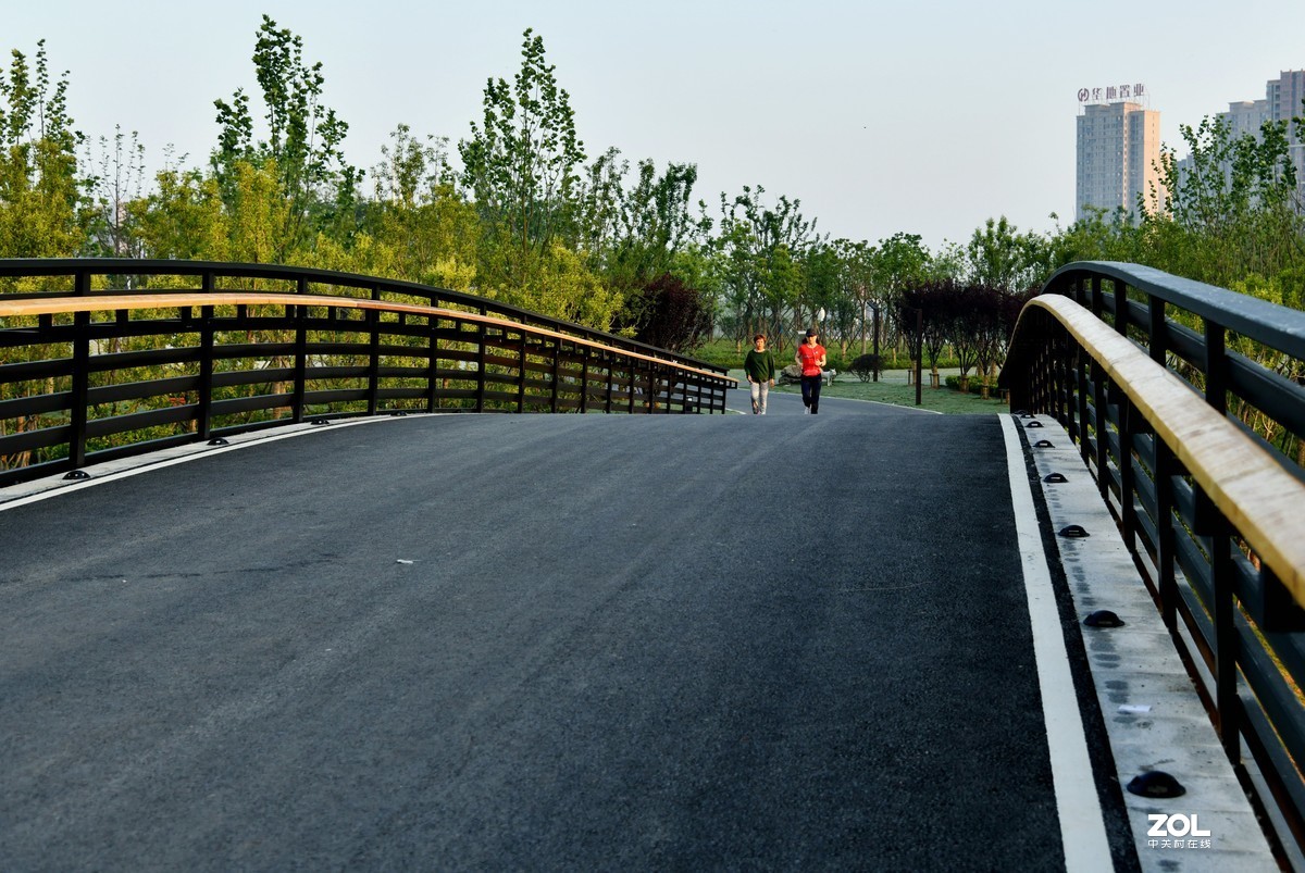 刚建好的滨河公园