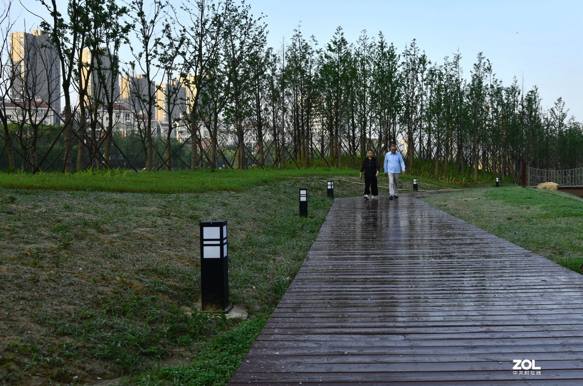 刚建好的滨河公园